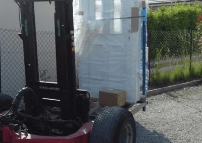 Transport d'une porte d'entrée traditionnelle PVC blanc