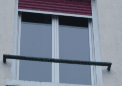 Volet roulant couleur bois sur une fenêtre PVC blanc