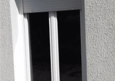 Volet roulant et fenêtre PVC blanc