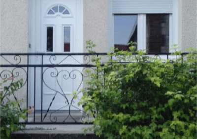 Porte traditionnelle PVC blanc, avec fenêtre PVC blanc et volet roulant motorisé