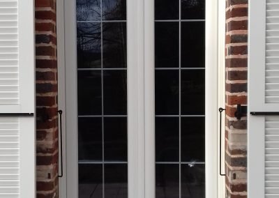 Porte-fenêtre traditionnelle PVC blanc, avec petits bois intégrés