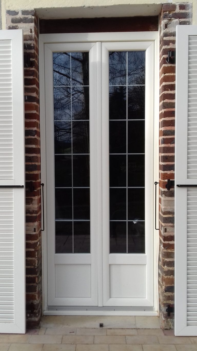 Porte-fenêtre traditionnelle PVC blanc, avec petits bois intégrés