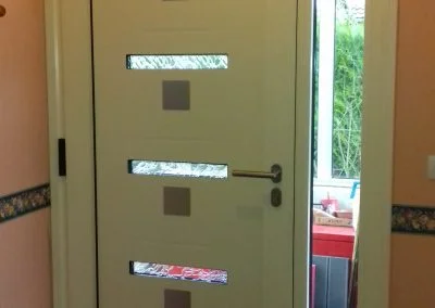 Porte d'entrée alu blanc moderne, avec vitrage décoratif