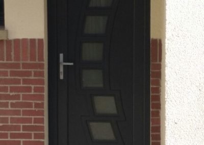 Porte d'entrée alu moderne couleur gris anthracite, avec un vitrage décoratif à Troyes