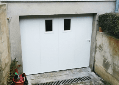 Porte de garage blanche avec ouverture latérale extérieure