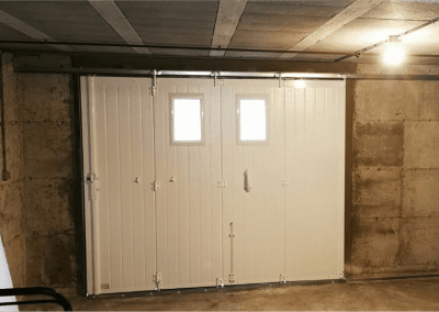 Porte de garage blanche avec ouverture latérale intérieure