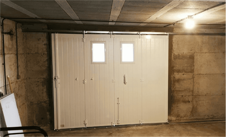 Porte de garage blanche avec ouverture latérale intérieure