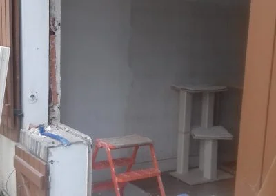 Vue extérieure de travaux de dépose totale d'une porte fenêtre