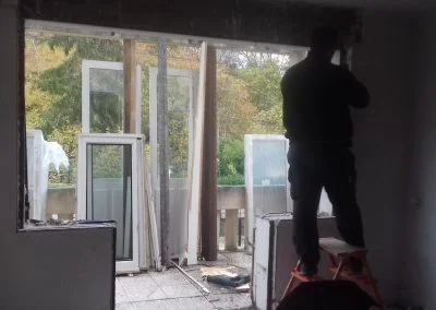 Vue intérieure de travaux de dépose totale d'une porte fenêtre