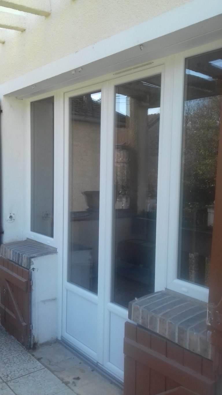 Travaux terminé d'une porte-fenêtre en PVC blanc
