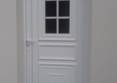 Porte d'entrée PVC blanc style traditionnel, avec vitrage décoratif et petit bois