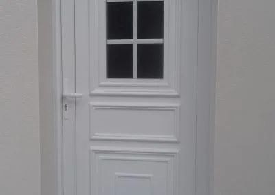 Porte d'entrée PVC blanc style traditionnel, avec vitrage décoratif et petit bois
