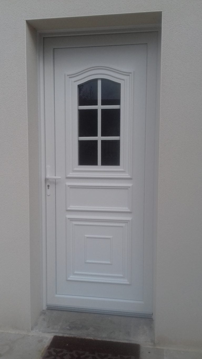 Porte d'entrée PVC blanc style traditionnel, avec vitrage décoratif et petit bois