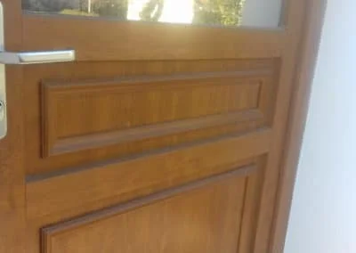 Détail de moulure sur une porte d'entrée en chêne doré