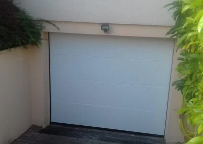 Porte de garage sectionnelle plafond blanc