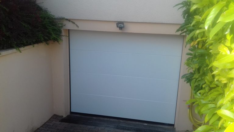 Porte de garage sectionnelle plafond blanc
