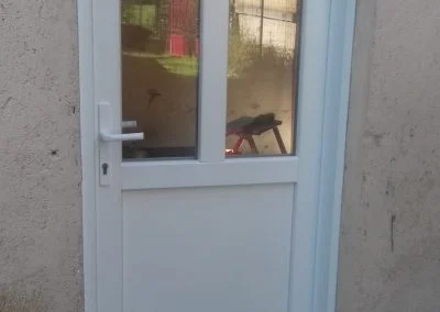 Porte de service en PVC blanc et double vitrage