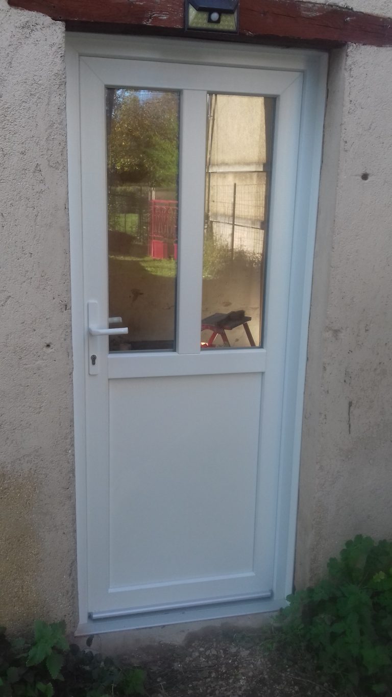 Porte de service en PVC blanc et double vitrage