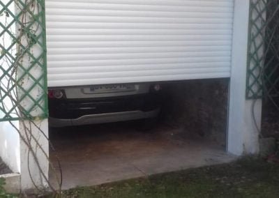 Porte de garage enroulable plafond de couleur blanc