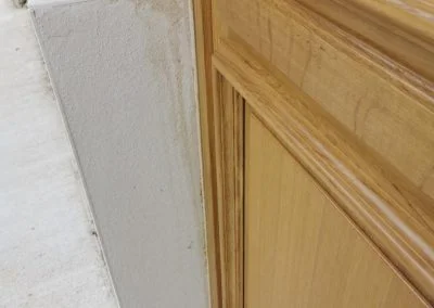 Porte d'entrée bois lasuré mouluré à Saint Lyé