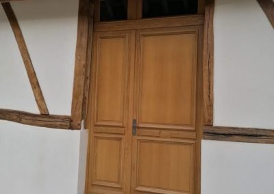 Porte d'entrée en bois lasuré, couleur miel