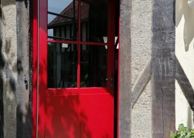 Porte d'entrée bois rouge style traditionnel